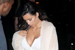 Kim Kardashian pokazuje bieliznę i plamy na nogach