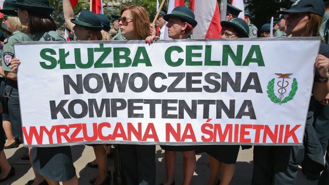 Pikieta celników przed Sejmem w Warszawie