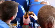 Picie alkoholu na pokładzie samolotu - co o tym myślą pracownicy linii lotniczych