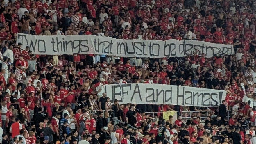 Getty Images / ASPisBack / Na zdjęciu: Transparent kibiców Hapoelu Beer Szewa