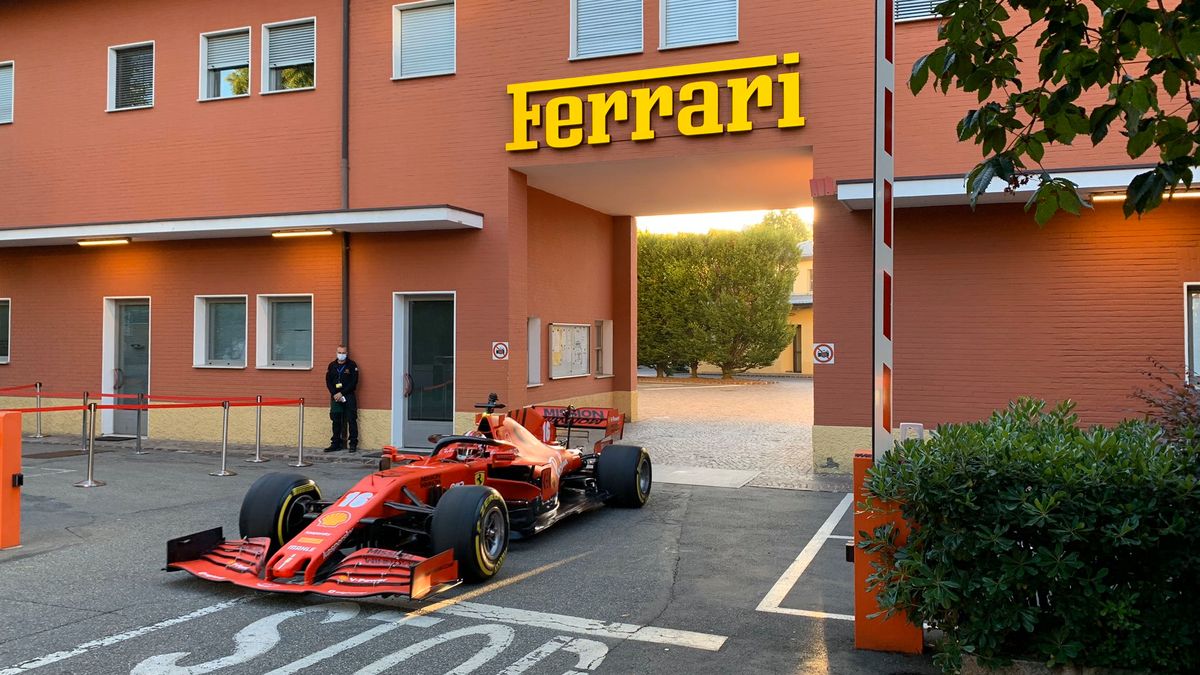 Charles Leclerc wyjeżdżający na ulice w Maranello