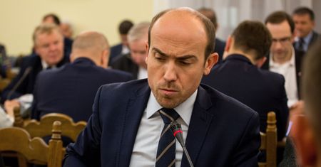 Budka zrobiony na Hitlera. Tak PiS "żartuje" z posła opozycji