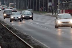 Jazda na światłach przez całą dobę: kierowcy nie chcą zmian w przepisach