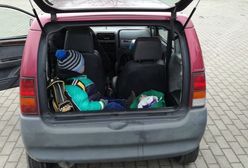 Matka wiozła dziecko do lekarza w bagażniku