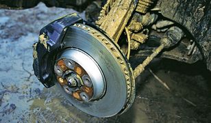 Dlaczego źle hamuje? Podpowiadamy jak naprawić hamulce