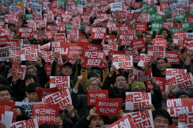 Demonstranci z hasłami nawołującymi do odejścia Park Geun-hye