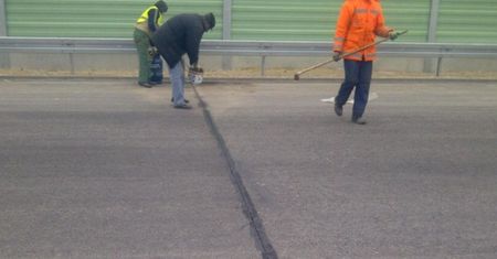 Wykonawcy autostrad ociągają się z naprawą pęknięć