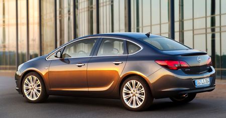 Opel Astra IV sedan: pierwsze zdjęcia