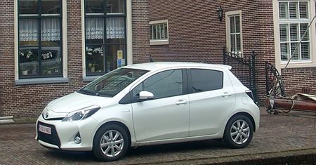 Hybrydowy Yaris - auto, które zarabia na własnych brakach