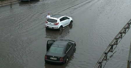 Auto vs ulewny deszcz. Co robić?