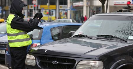 Wiele mandatów za parkowanie w tym samym miejscu? W Warszawie to możliwe
