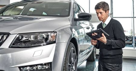 Kupno nowej polisy na długo przed końcem starej: sposób na oszczędność?