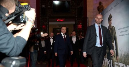 Mariusz Błaszczak z synami na premierze filmu. Choć chroni ich przed groźbami