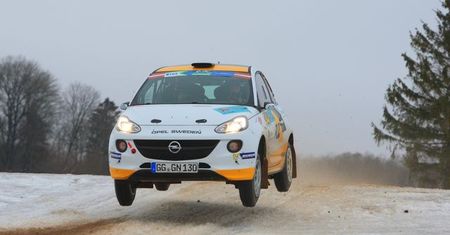 Opel Adam na czele Rajdu Lipawy
