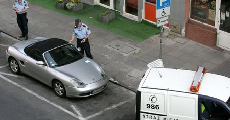 800 zł za parkowanie na kopercie, 100 zł za brak odblasku