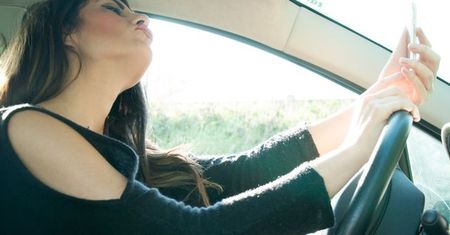 Wideorozmowy, zdjęcia, Facebook - z tego korzystają kierowcy podczas jazdy