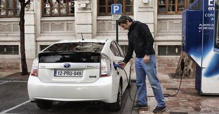 Toyota Prius Plug-in Hybrid 2017 przejedzie 50 km w trybie elektrycznym