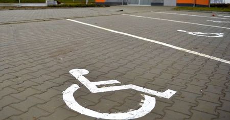 Powstaje baza miejsc parkingowych dla niepełnosprawnych