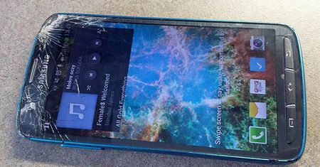 Samsung Galaxy S4 Active po spotkaniu z kosiarką