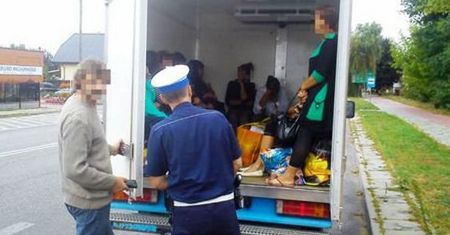 W chłodni busa podróżowało 16 osób