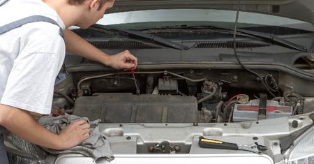 Nieuczciwy mechanik: jak się zabezpieczyć i dochodzić odszkodowania?