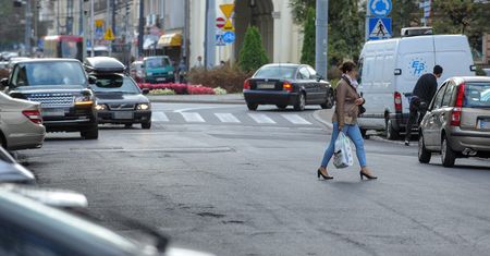 Piesi na drodze: przepisy i mandaty