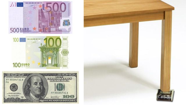 Plik banknotów jako podpórka pod chwiejne meble