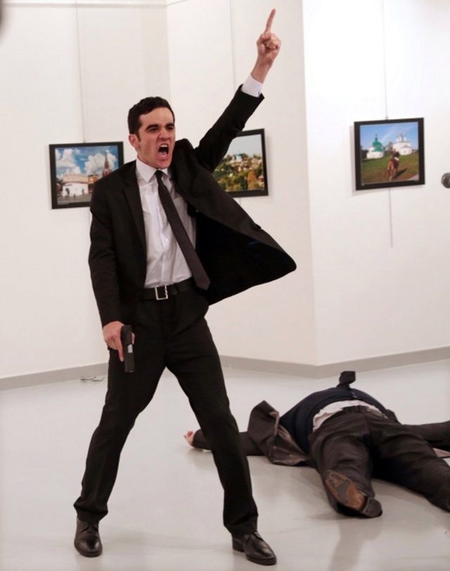 World Press Photo: zdjęcie zabójcy ambasadora najlepsze w 2016 roku