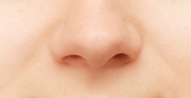 Jak poradzić sobie z wysuszoną i podrażnioną skórą wokół nosa?