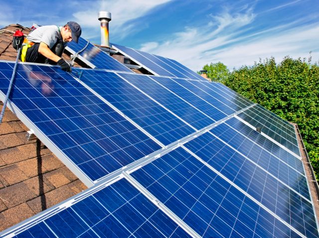 Sprzedaż prądu z paneli słonecznych jest objęta VAT