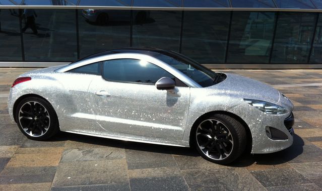 Diamentowy Peugeot RCZ na jubileusz Elżbiety II