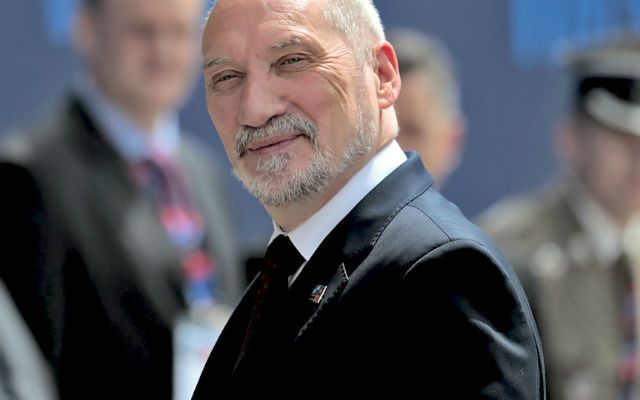 Macierewicz wiąże nadzieję z Trumpem i dozbraja armię