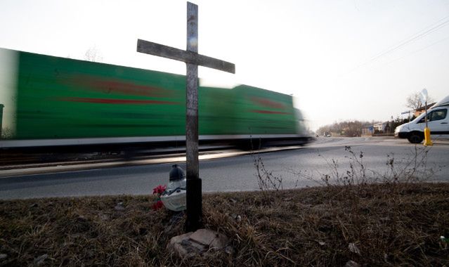 Legnica usuwa krzyże z pasów jezdni. Co zrobią inni zarządcy dróg?