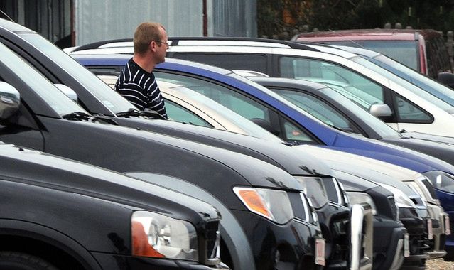 Wypożyczanie samochodu: ważne zapisy w umowie