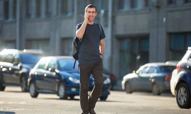 Piesi na potęgę korzystają ze smartfonów podczas przechodzenia przez ulicę