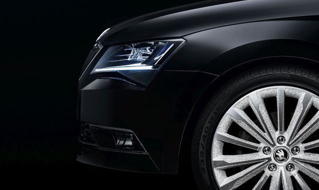 Błyszcząca Skoda Superb "Black Crystal"