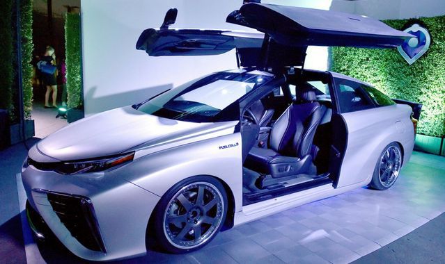 Toyota Mirai wzorowana na kultowym DeLoreanie