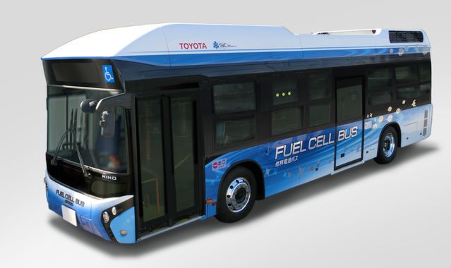 Wodorowy autobus Toyoty na ulicach Tokio