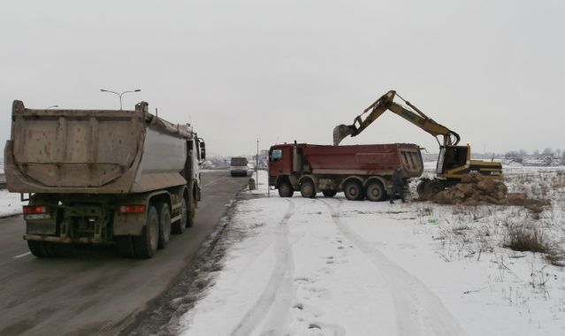 Przeładowana ciężarówka z 30 tonami niebezpiecznych głazów