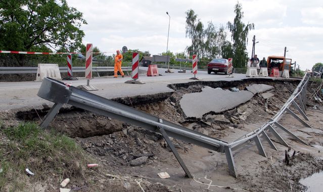 UE naprawi zniszczone przez powódź sandomierskie drogi