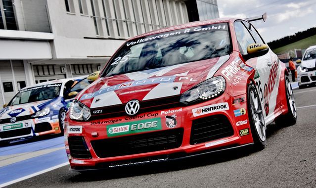 16-latek staje na podium VW Castrol Cup