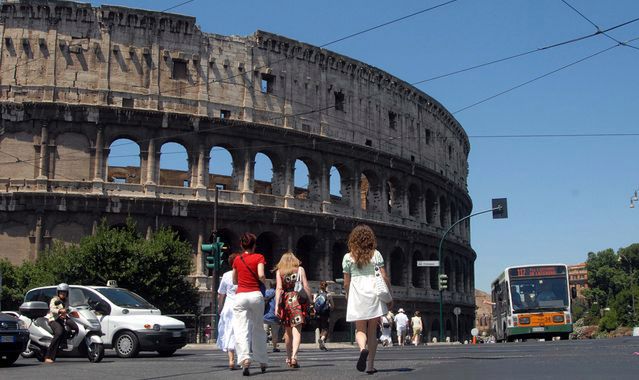 W pobliżu Koloseum samochodem nie przejedziesz