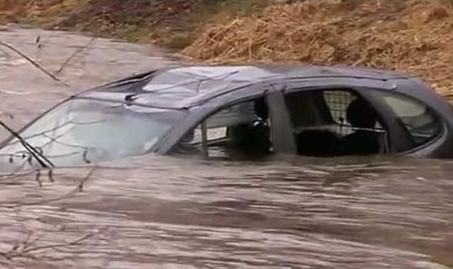 Jak wydostać się z tonącego auta?