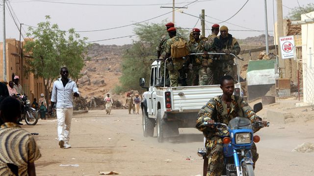 Malijscy żołnierze na ulicach Kidal na północy Mali. Obecnie miasto znajduje się rękach tuareskich rebeliantów