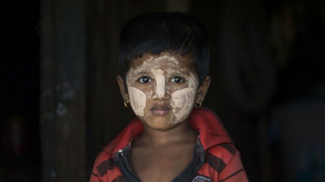 Chłopiec z mniejszości Rohingya z tradycyjnymi malunkami na twarzy. Zdjęcie wykonano w ośrodku dla uciekinierów w zachodniej Birmie. To jedno z wielu miejsc w kraju i zagranicą, dokąd uciekają Rohingya.