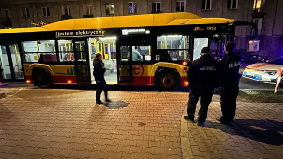 Ostrzelany autobus na Mokotowie.