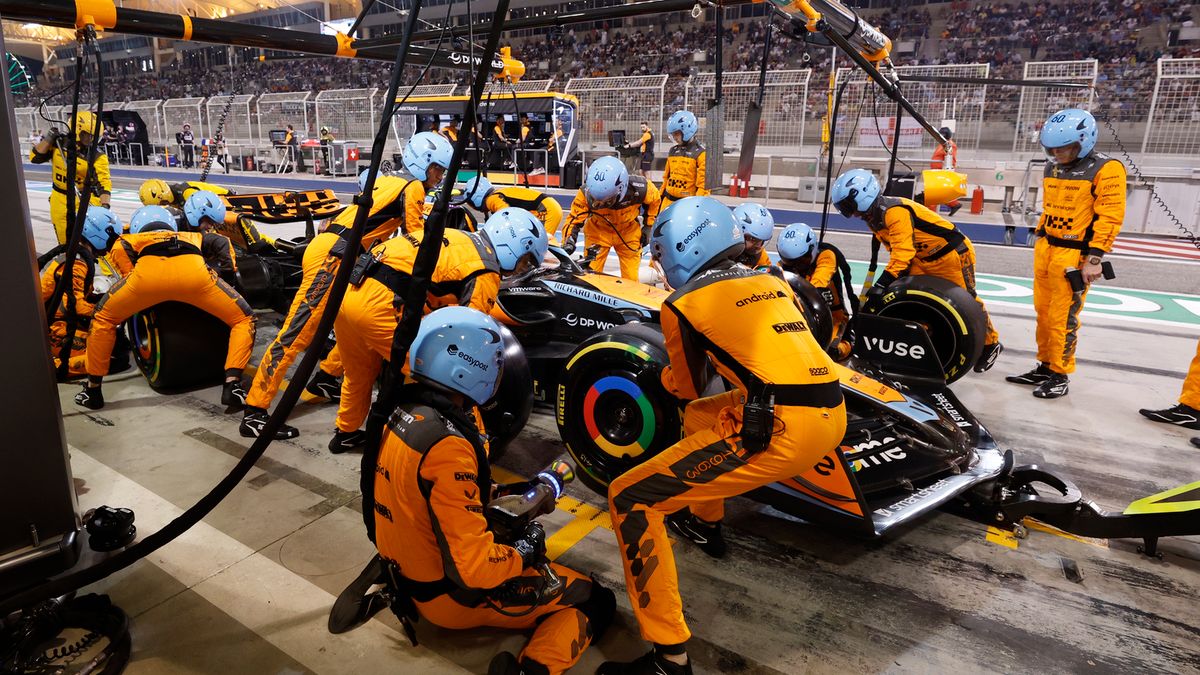 mechanicy McLarena podczas pit-stopu
