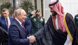 Putin w objęciach bin Salmana. Polska firma się tłumaczy