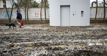 Postawili toaletę za 650 tys. zł. Zrobili ścieżkę ze zrębków