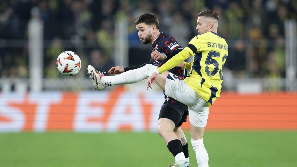 PAP/EPA / Erdem Sahin / Sebastian Szymański w meczu Fenerbahce z Rangers FC